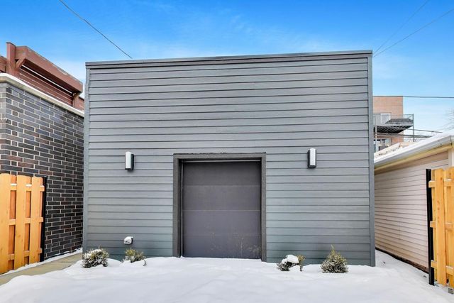 1910 W Fletcher Street, Chicago, IL 60657