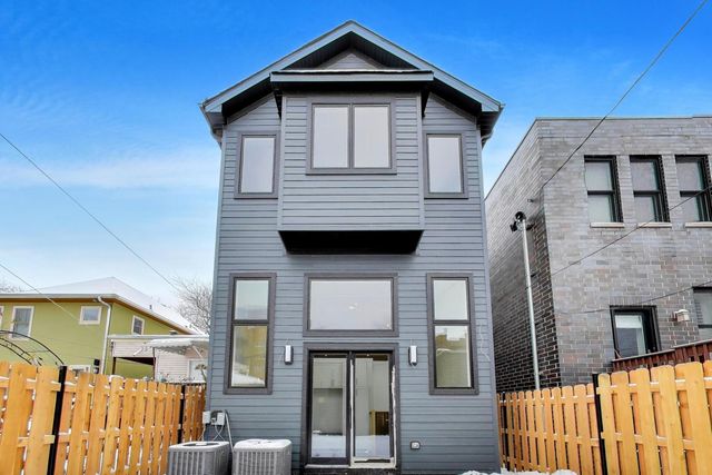 1910 W Fletcher Street, Chicago, IL 60657