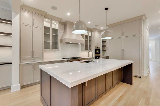 1910 W Fletcher Street, Chicago, IL 60657