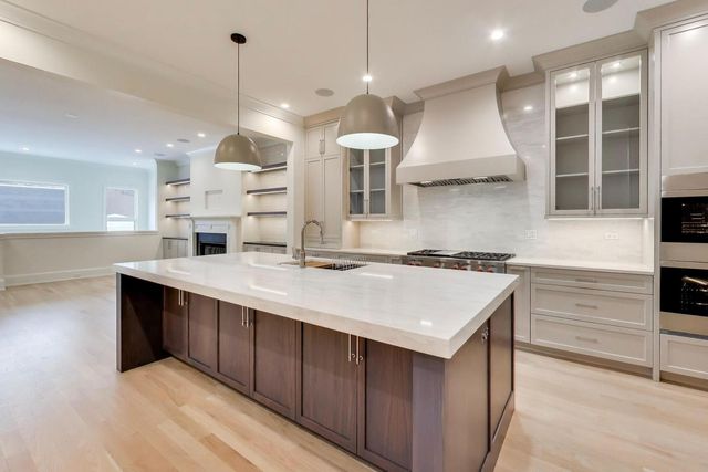 1910 W Fletcher Street, Chicago, IL 60657