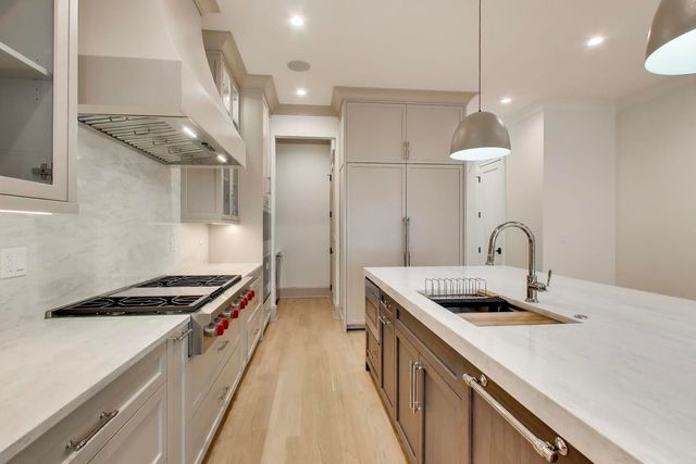 1910 W Fletcher Street, Chicago, IL 60657