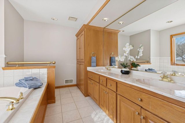 5043 Isle Avenue N, Lake Elmo, MN 55042