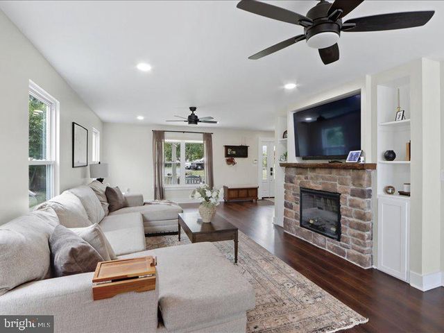 706 E SHORE RD, Pasadena, MD 21122