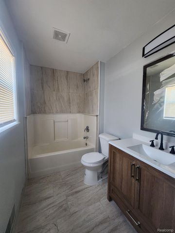 123 E SAVANNAH Street, Highland Park, MI 48203