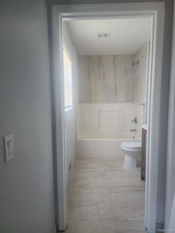 123 E SAVANNAH Street, Highland Park, MI 48203