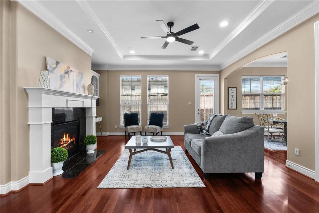 Image 10 of property listing at 5624 Dolores St, Houston, TX 77057