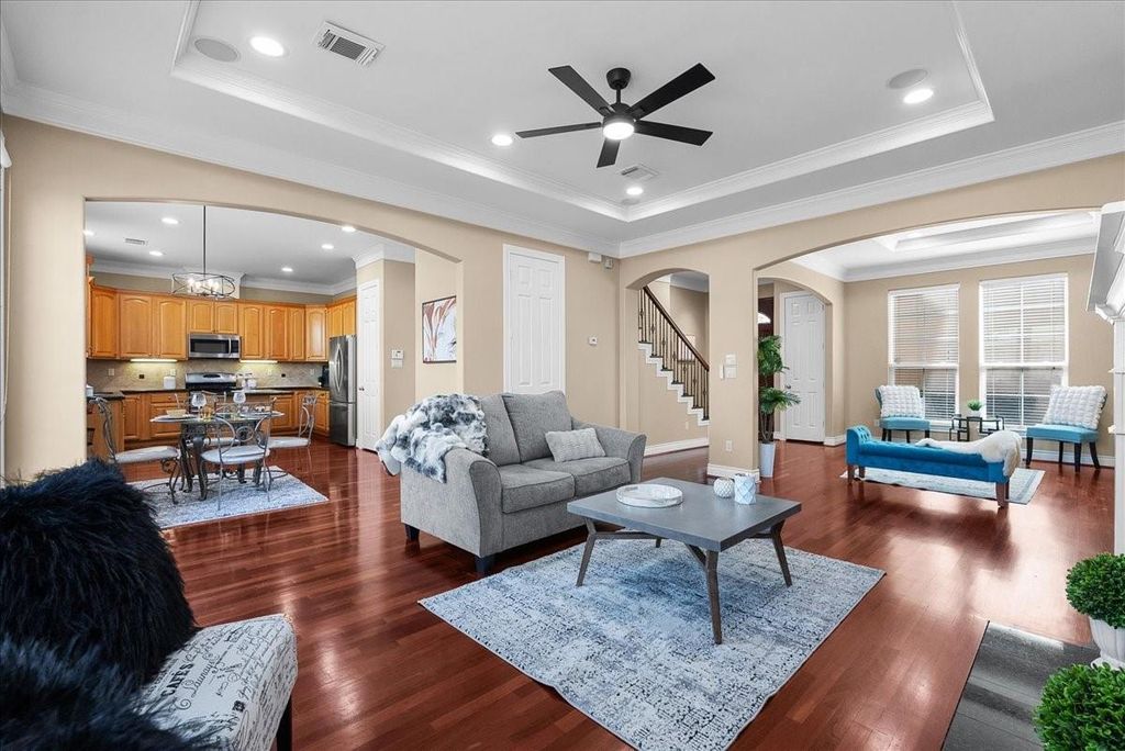 Image 12 of property listing at 5624 Dolores St, Houston, TX 77057