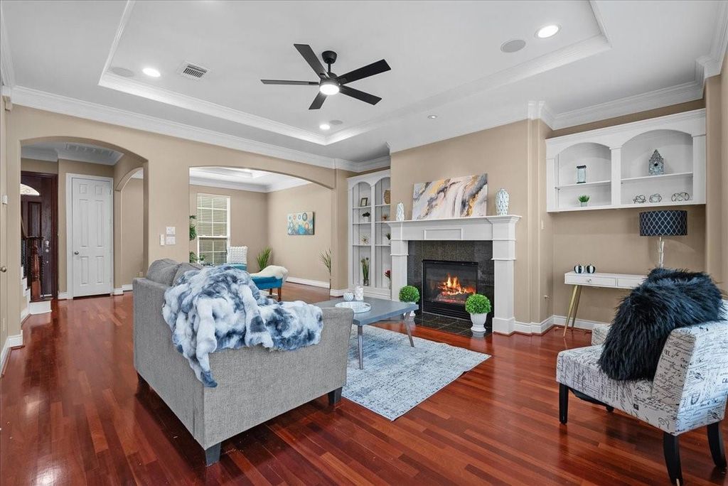 Image 13 of property listing at 5624 Dolores St, Houston, TX 77057