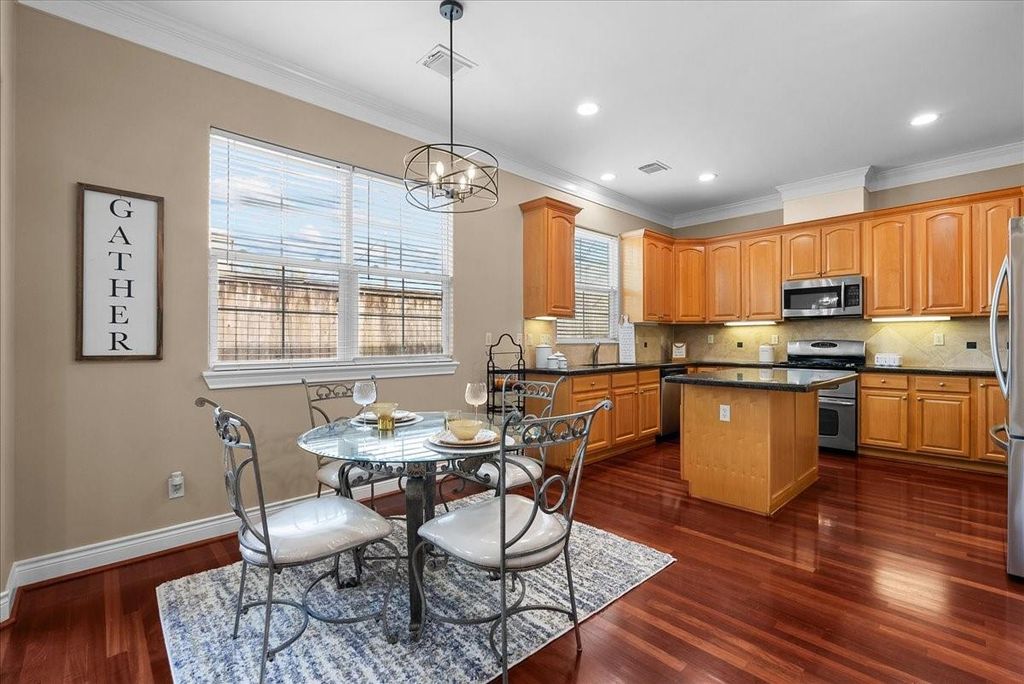 Image 14 of property listing at 5624 Dolores St, Houston, TX 77057