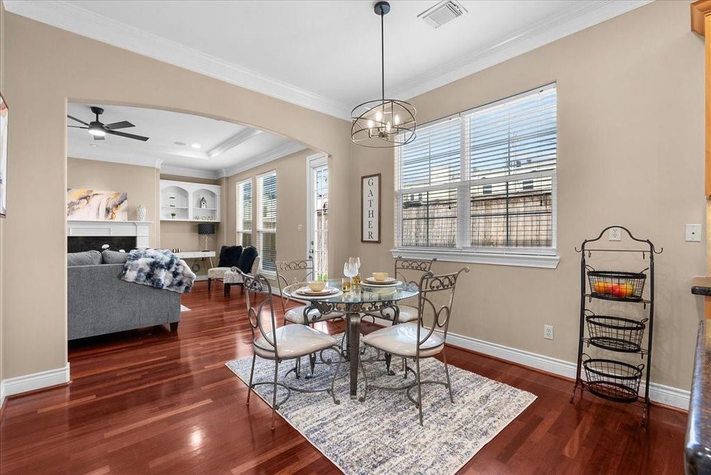 Image 15 of property listing at 5624 Dolores St, Houston, TX 77057