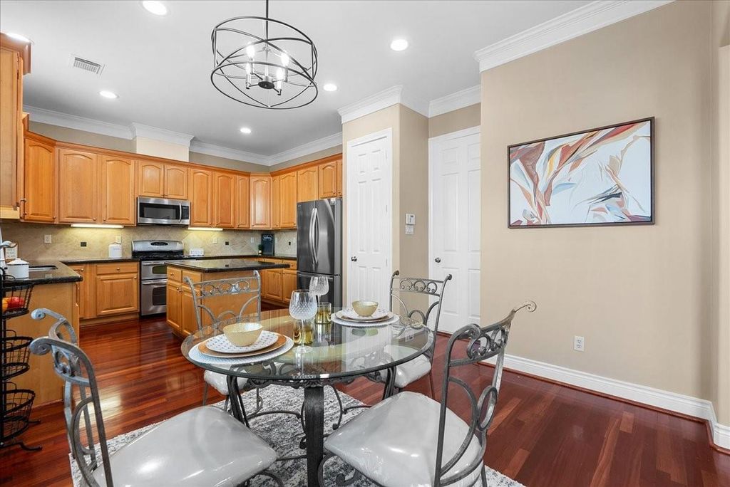 Image 16 of property listing at 5624 Dolores St, Houston, TX 77057