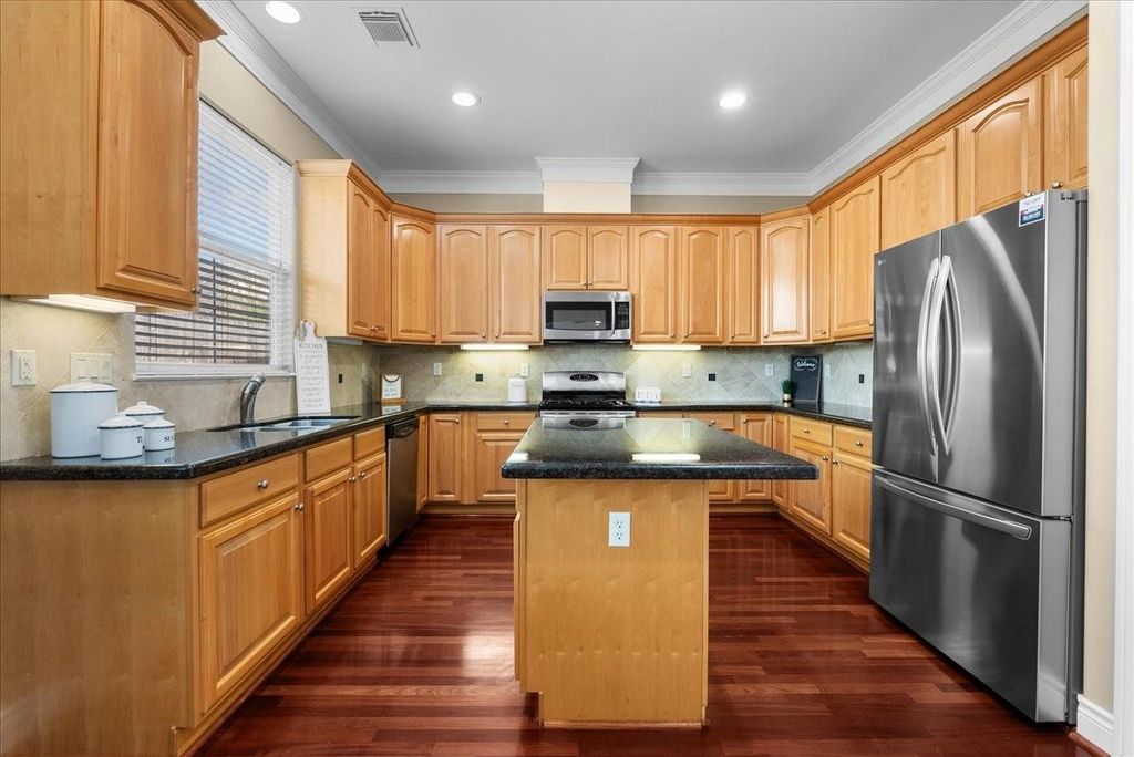 Image 17 of property listing at 5624 Dolores St, Houston, TX 77057