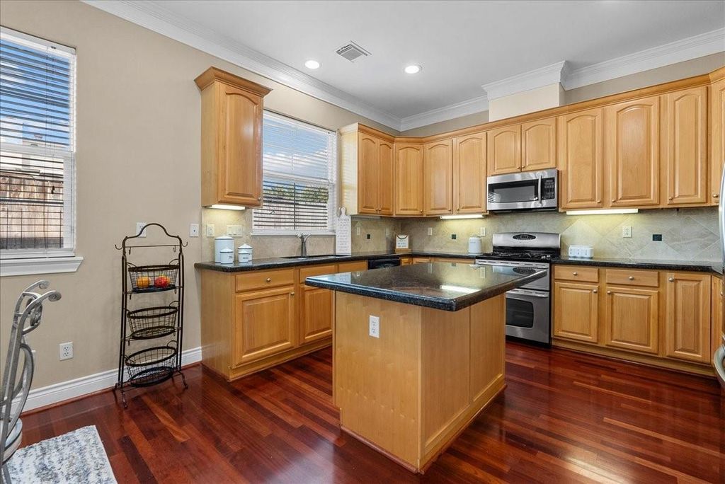 Image 18 of property listing at 5624 Dolores St, Houston, TX 77057