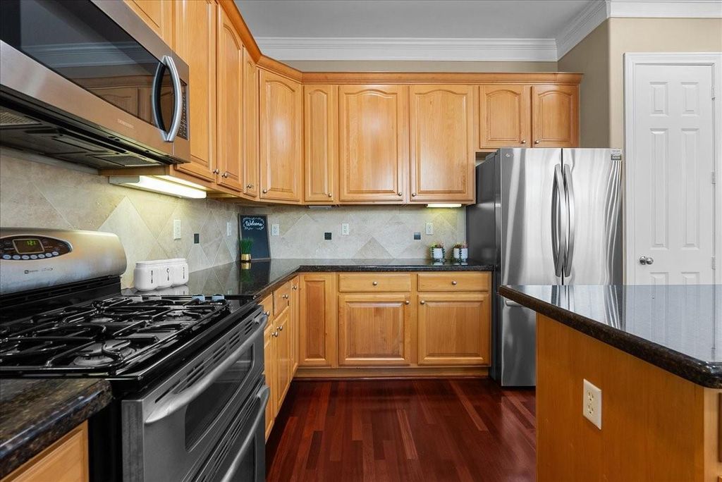 Image 19 of property listing at 5624 Dolores St, Houston, TX 77057