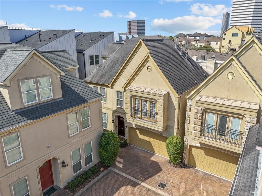 Image 2 of property listing at 5624 Dolores St, Houston, TX 77057