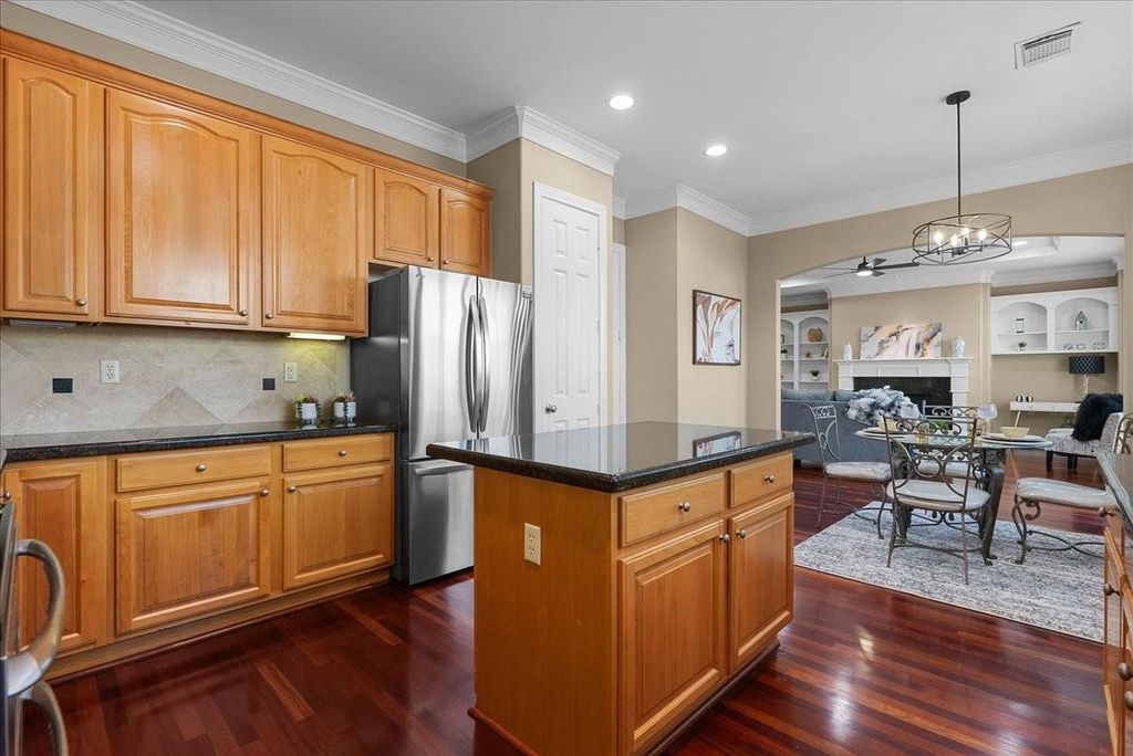 Image 20 of property listing at 5624 Dolores St, Houston, TX 77057