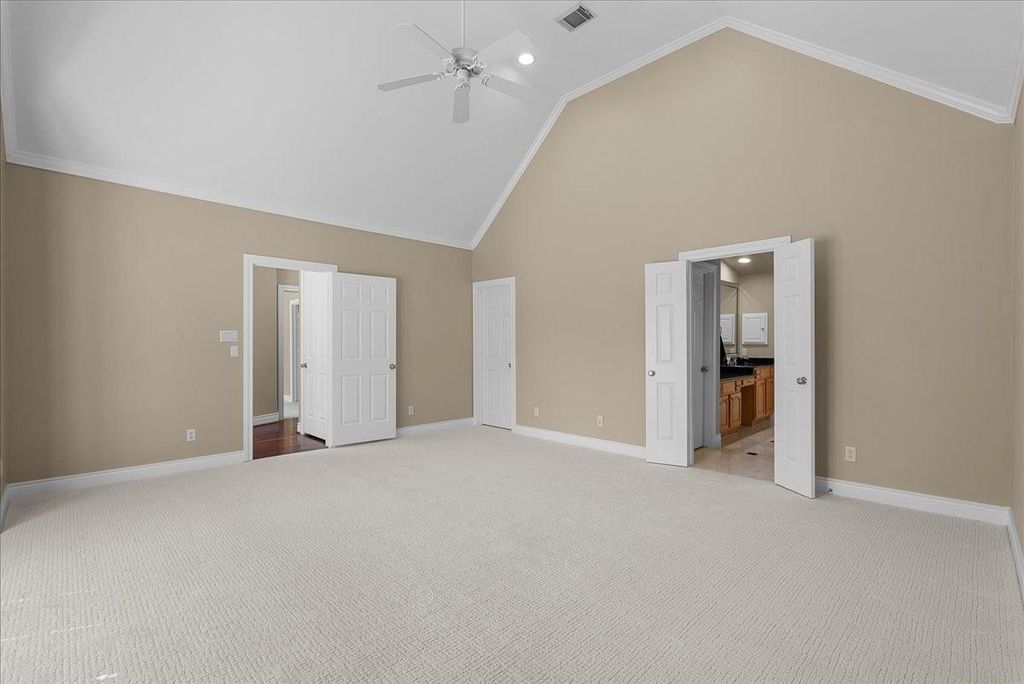 Image 24 of property listing at 5624 Dolores St, Houston, TX 77057