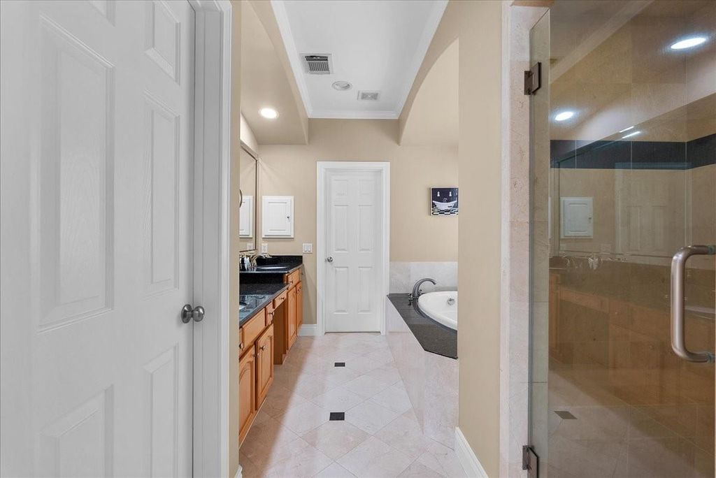 Image 26 of property listing at 5624 Dolores St, Houston, TX 77057