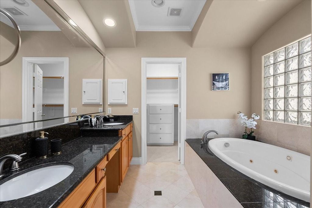 Image 27 of property listing at 5624 Dolores St, Houston, TX 77057