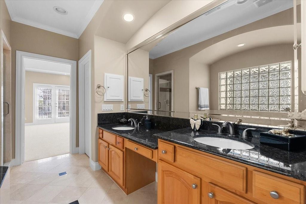 Image 29 of property listing at 5624 Dolores St, Houston, TX 77057