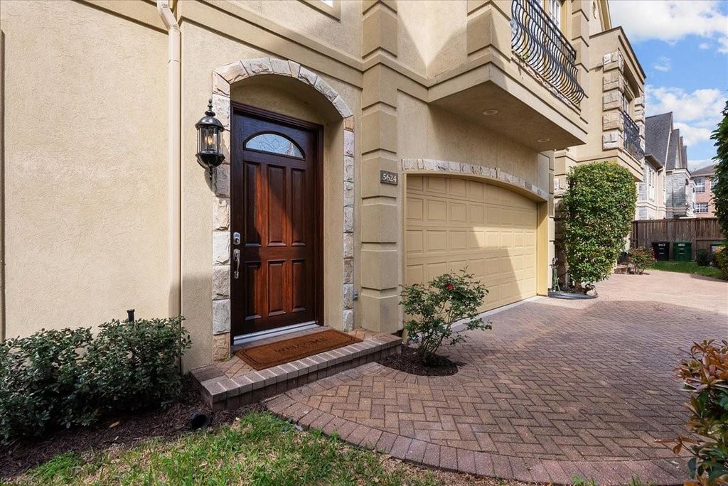 Image 3 of property listing at 5624 Dolores St, Houston, TX 77057