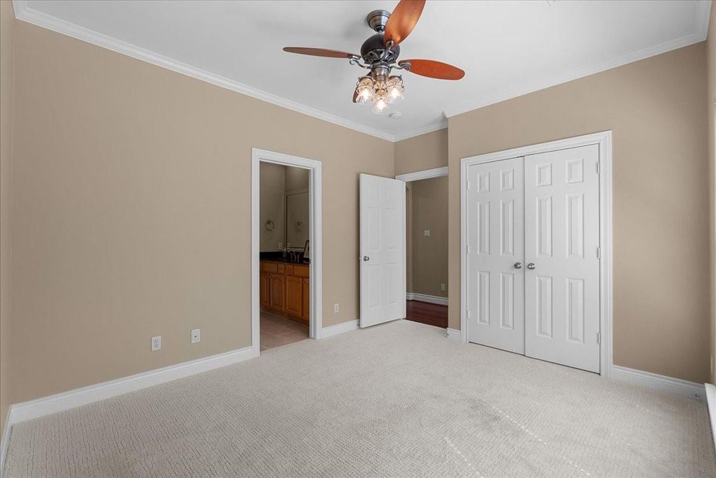 Image 31 of property listing at 5624 Dolores St, Houston, TX 77057