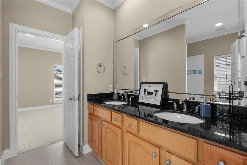 Image 32 of property listing at 5624 Dolores St, Houston, TX 77057