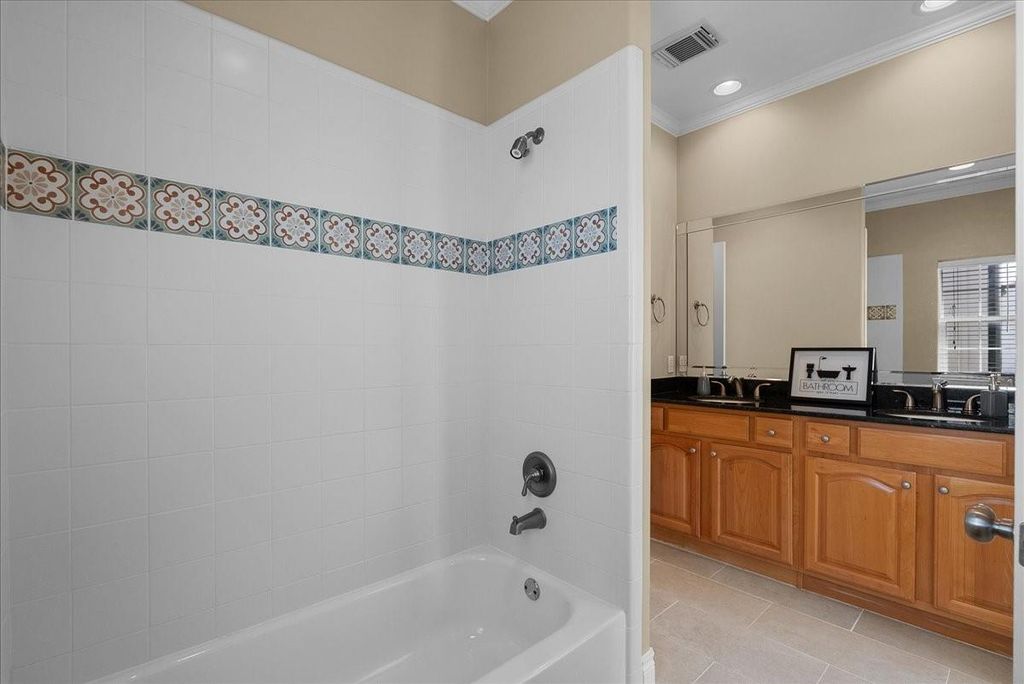 Image 33 of property listing at 5624 Dolores St, Houston, TX 77057