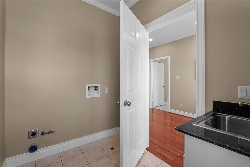 Image 36 of property listing at 5624 Dolores St, Houston, TX 77057