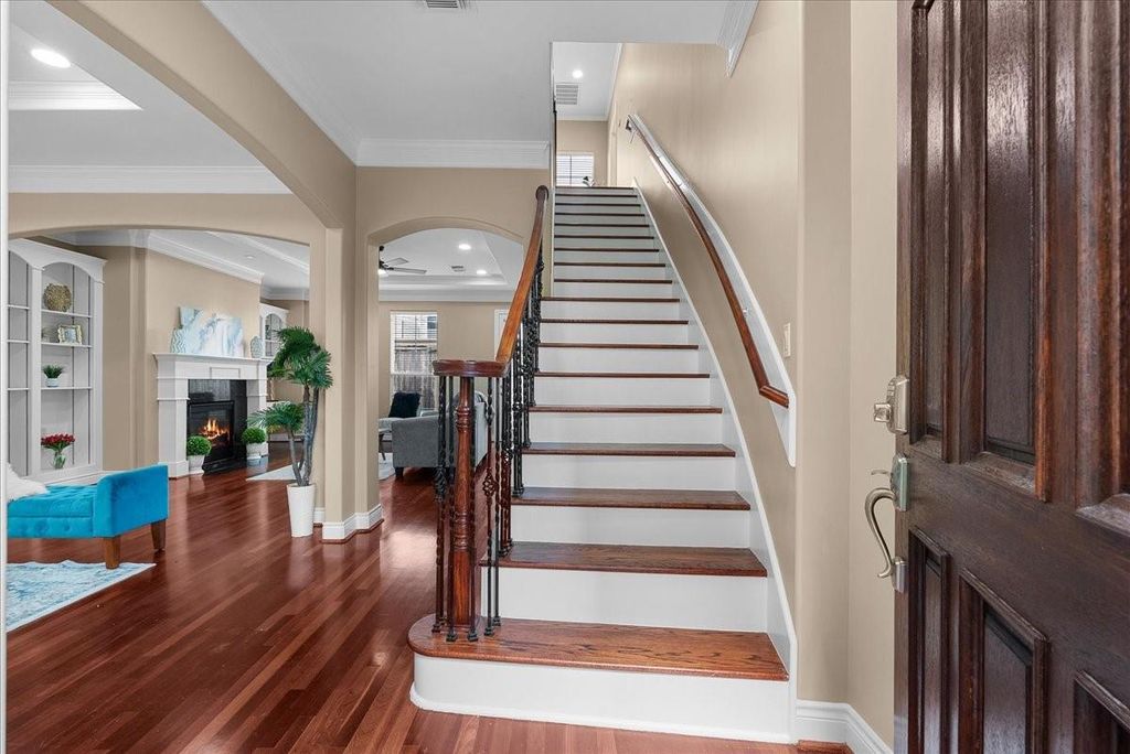 Image 4 of property listing at 5624 Dolores St, Houston, TX 77057