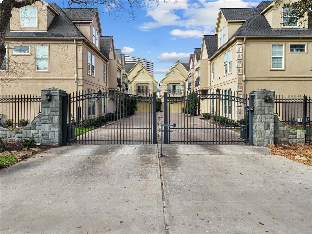 Image 44 of property listing at 5624 Dolores St, Houston, TX 77057