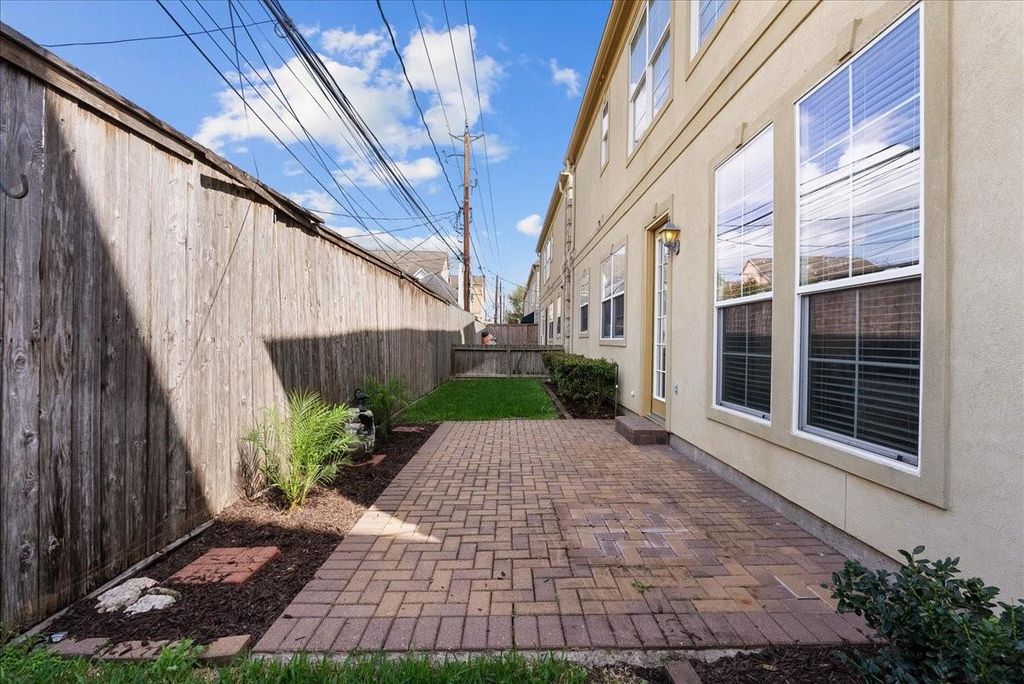 Image 48 of property listing at 5624 Dolores St, Houston, TX 77057