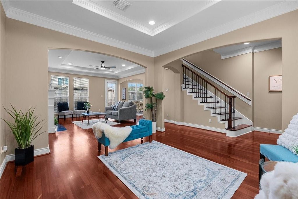 Image 5 of property listing at 5624 Dolores St, Houston, TX 77057