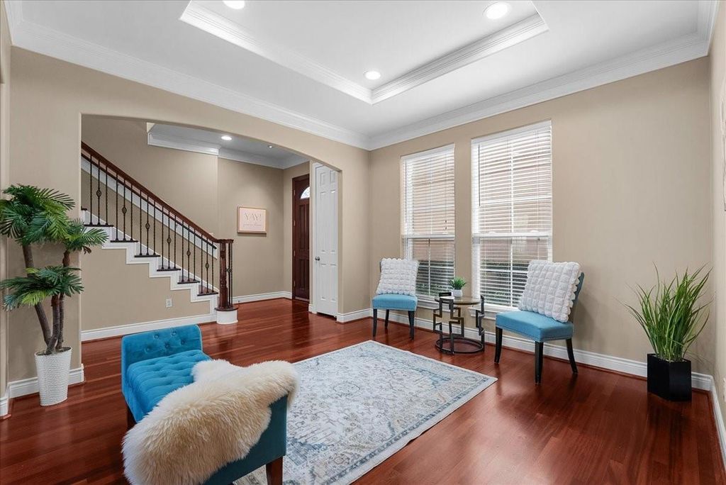 Image 6 of property listing at 5624 Dolores St, Houston, TX 77057