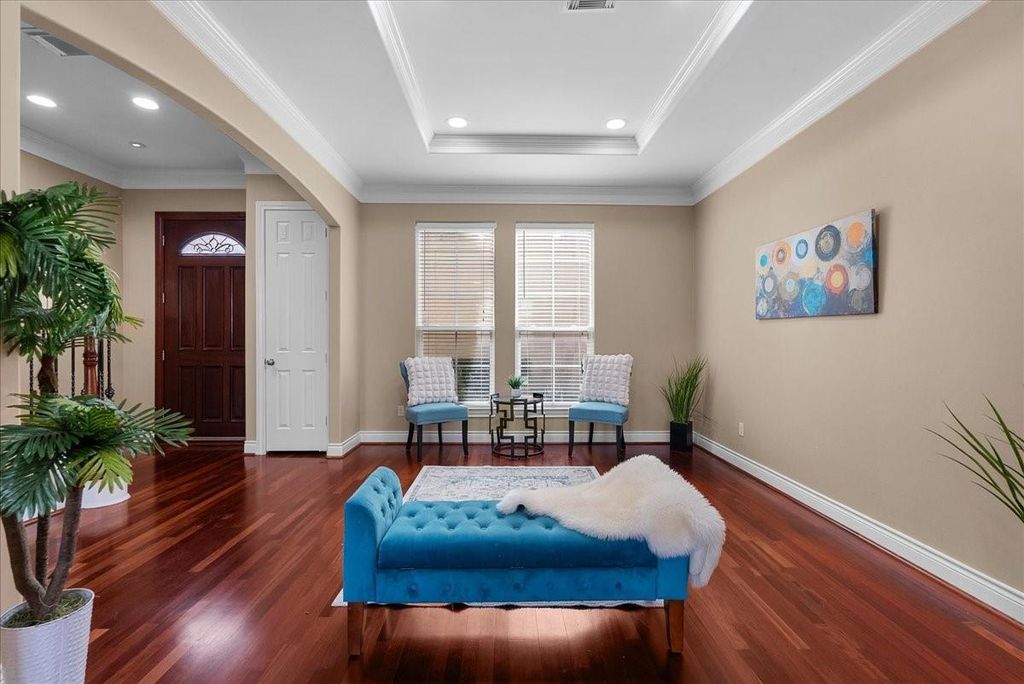 Image 7 of property listing at 5624 Dolores St, Houston, TX 77057