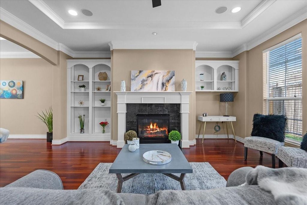 Image 8 of property listing at 5624 Dolores St, Houston, TX 77057