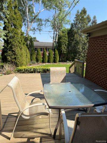 11151 Irvington Drive, Warren, MI 48093