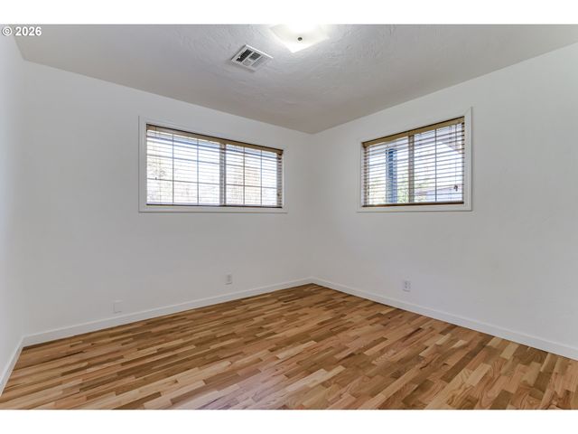 401 STERLING Dr, Eugene, OR 97404