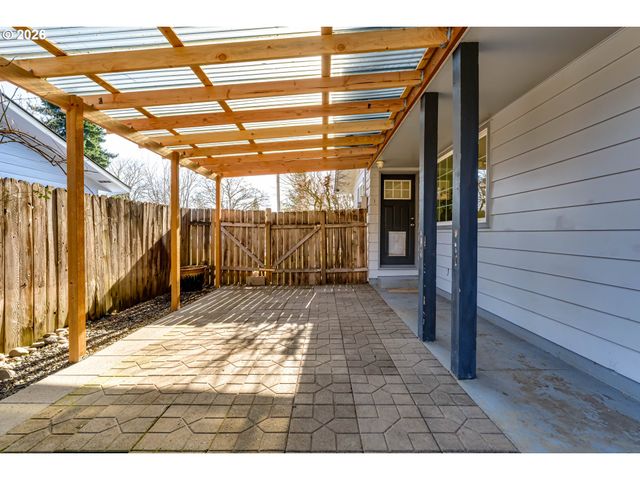 401 STERLING Dr, Eugene, OR 97404