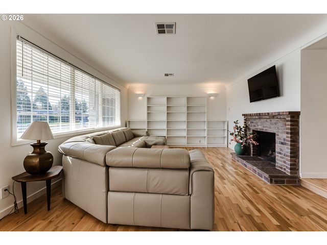 401 STERLING Dr, Eugene, OR 97404