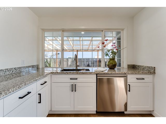 401 STERLING Dr, Eugene, OR 97404