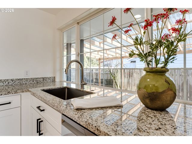 401 STERLING Dr, Eugene, OR 97404