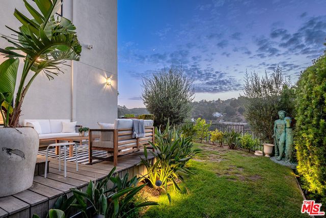 8184 Mannix Drive, Los Angeles, CA 90046