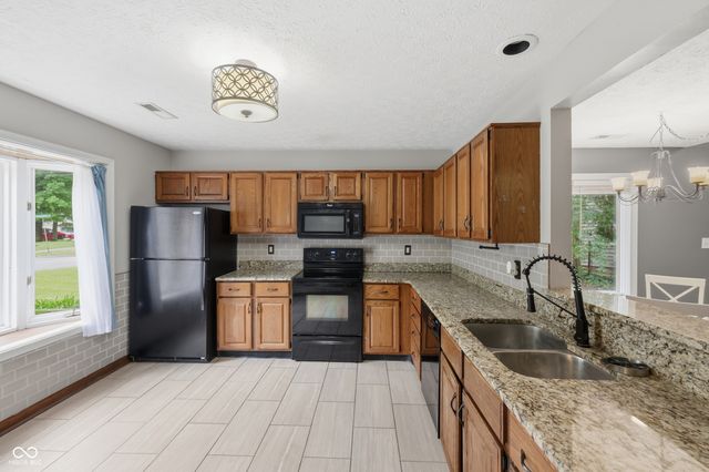 8362 La Habra Lane, Indianapolis, IN 46236