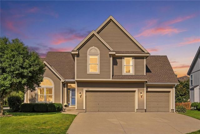 2401 SW Tracker Lane, Lee's Summit, MO 64082
