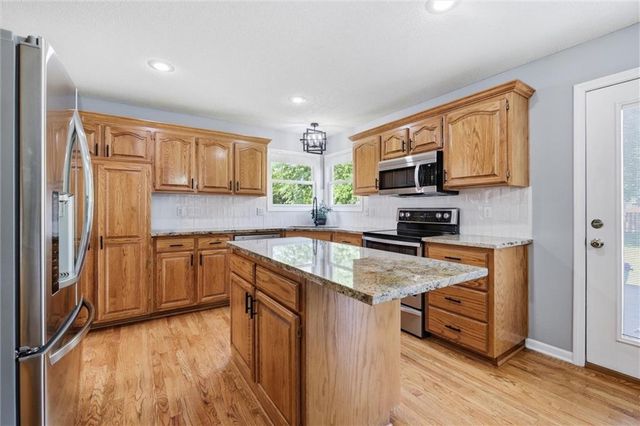 2401 SW Tracker Lane, Lee's Summit, MO 64082