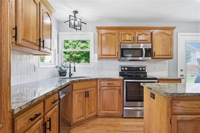 2401 SW Tracker Lane, Lee's Summit, MO 64082