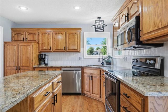 2401 SW Tracker Lane, Lee's Summit, MO 64082
