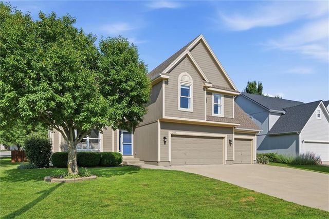 2401 SW Tracker Lane, Lee's Summit, MO 64082