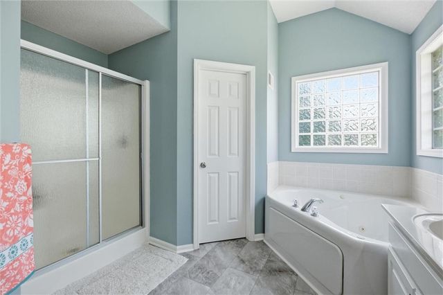 2401 SW Tracker Lane, Lee's Summit, MO 64082